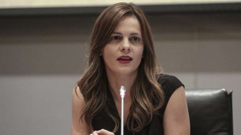 Αχτσιόγλου: Οι θεσμοί αναγνωρίζουν την ανάγκη αύξησης του κατώτατου μισθού