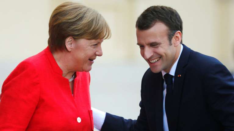 Ο Μακρόν στο Βερολίνο : Τα χαμόγελα &amp; οι δισταγμοί της Μέρκελ