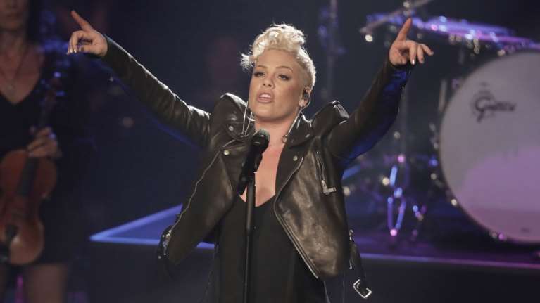 Η όμορφη γυναίκα της χρονιάς: Η ροκ-σταρ μαμά Pink αλλάζει τα δεδομένα