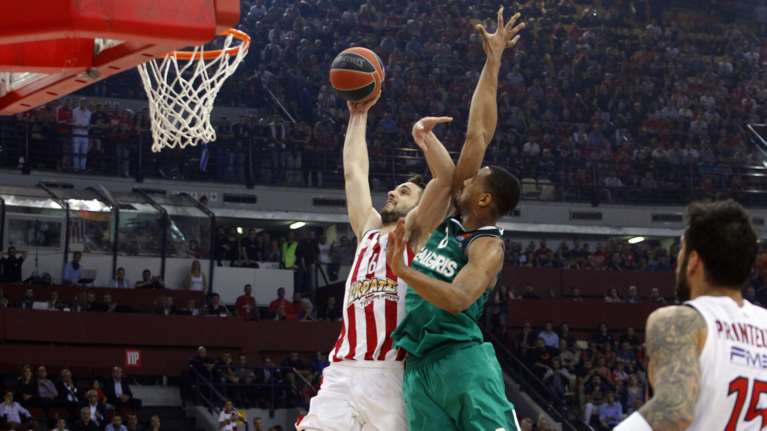 O Ολυμπιακός κέρδισε την Ζαλγκίρις στο ΣΕΦ, στο 1-1 η σειρά