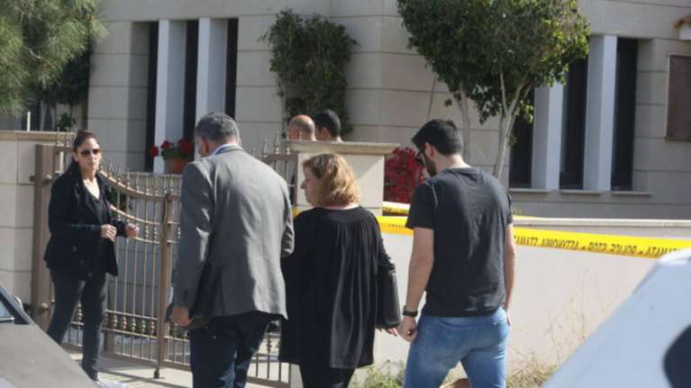 Διπλό έγκλημα στην Κύπρο: Βρέθηκε πιτζάμα με κηλίδες αίματος