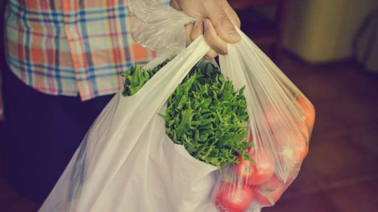 Τέλος Μαΐου πληρώνουν για τις πλαστικές σακούλες