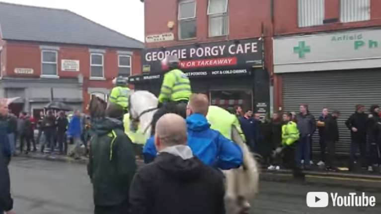 Επεισόδια στο Λίβερπουλ - Μάχη για τη ζωή του δίνει Ιρλανδός