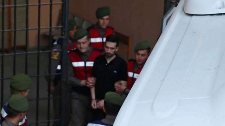 Με χειροπέδες και χωρίς κουκούλες η μεταγωγή των δύο Ελλήνων στρατιωτικών