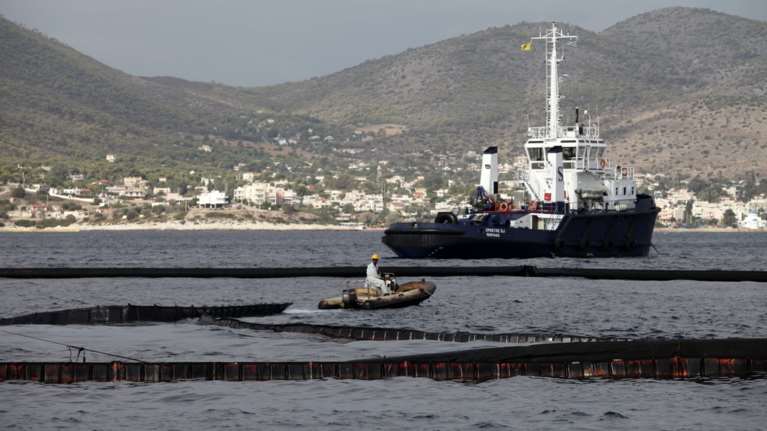 Βύθιση φορτηγίδας στη Σαλαμίνα- ελλιμενισμένη από το 2014