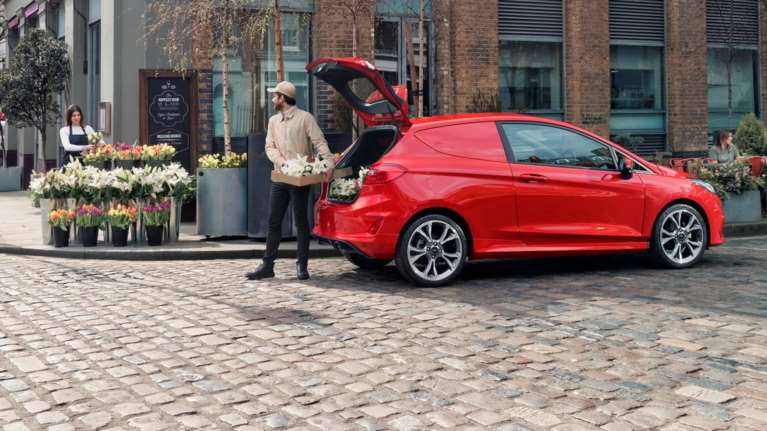 Το νέο Fiesta Van είναι προσιτό και πάντα συνδεδεμένο