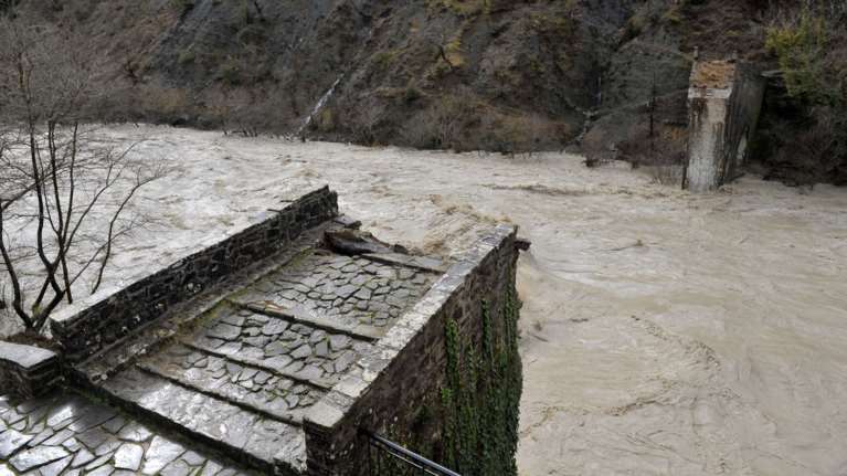 Αρχίζουν οι εργασίες αναστήλωσης στο γεφύρι της Πλάκας