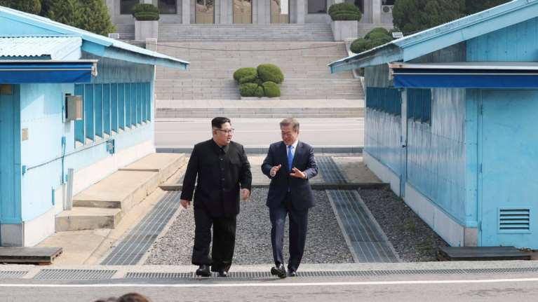 Ο Κιμ στο Σπίτι της Ειρήνης με τον Μουν Τζε-ιν