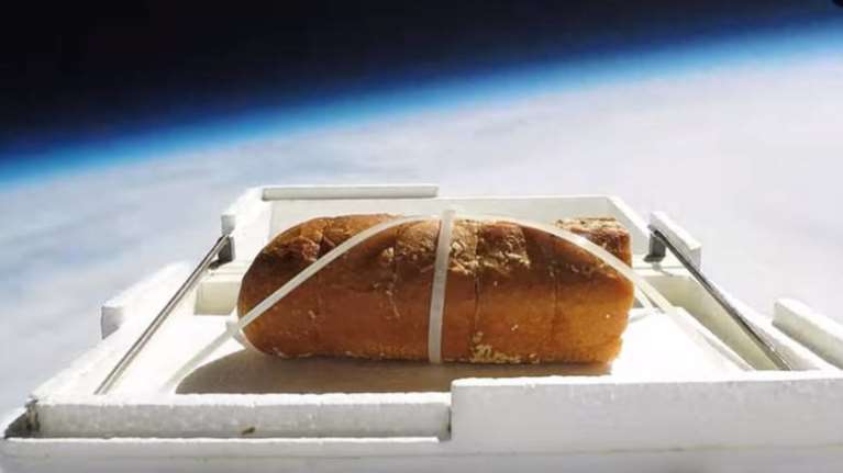 Αυτό είναι το πρώτο σκορδόψωμο που... ταξίδεψε στο διάστημα!