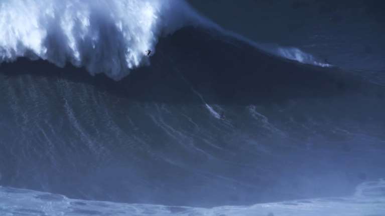 Σέρφερ σπάει το παγκόσμιο ρεκόρ ισορροπίας στο ψηλότερο κύμα -βίντεο