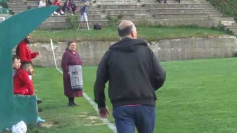 Γιαγιά εισβάλει σε γήπεδο εν ώρα αγώνα και γίνεται viral