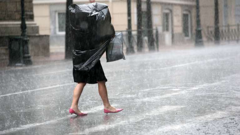 Βροχές, καταιγίδες και μικρή πτώση της θερμοκρασίας