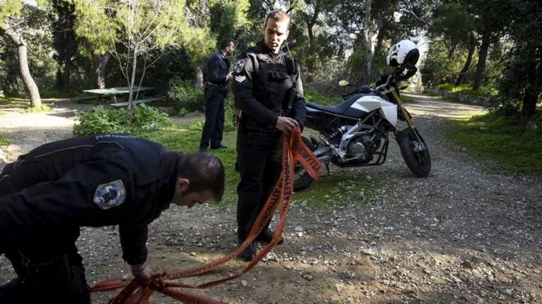 Έπιασαν αλλοδαπούς που λήστευαν με μαχαίρια στην Ακρόπολη