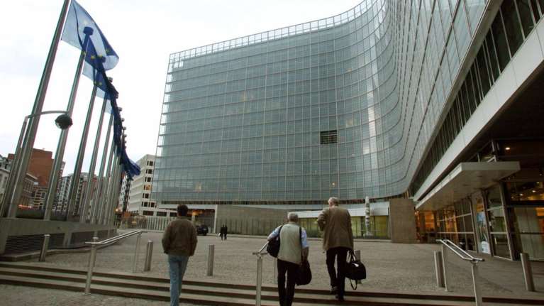 Χαμηλώνει τον πήχη της ανάπτυξης για το 2018 η Κομισιόν