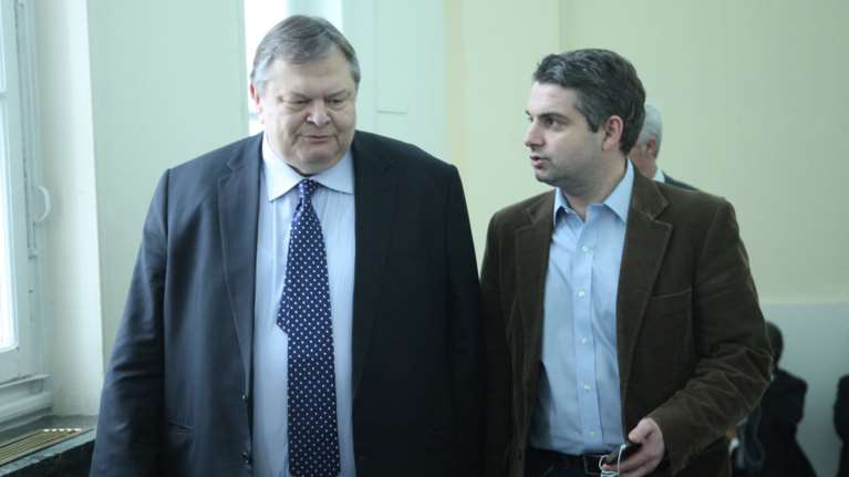 Πρωτοφανής αντιπαράθεση Κωνσταντινόπουλου - Βενιζέλου για την αναδοχή