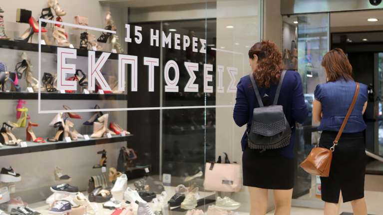Ανοικτά την Κυριακή τα καταστήματα λόγω των ενδιάμεσεων εκπτώσεων
