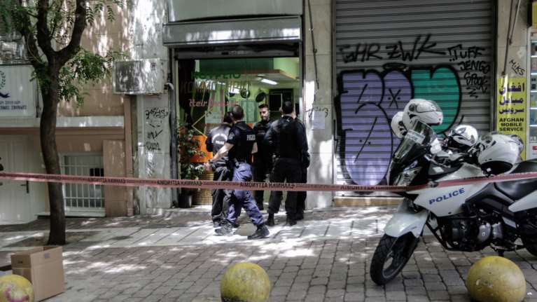 Πυροβόλησαν Αλβανό σε κομμωτήριο στην πλατεία Βικτωρίας