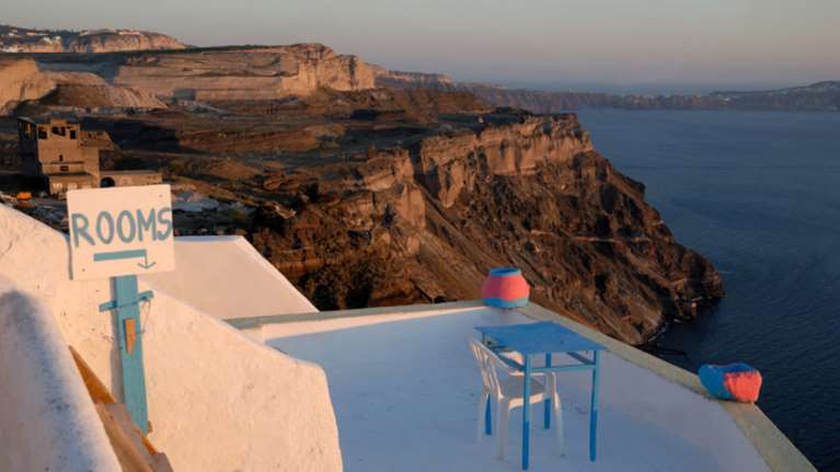 Φθηνότερες Ιμπιζα και Σαρδηνία από Μύκονο και Σαντορίνη