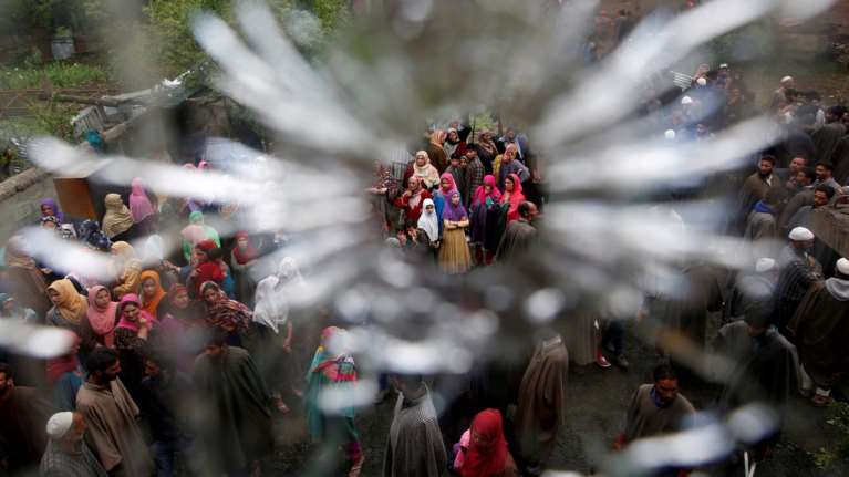 Δύο άνδρες βίασαν και έκαψαν ζωντανή μια έφηβη στην Ινδία