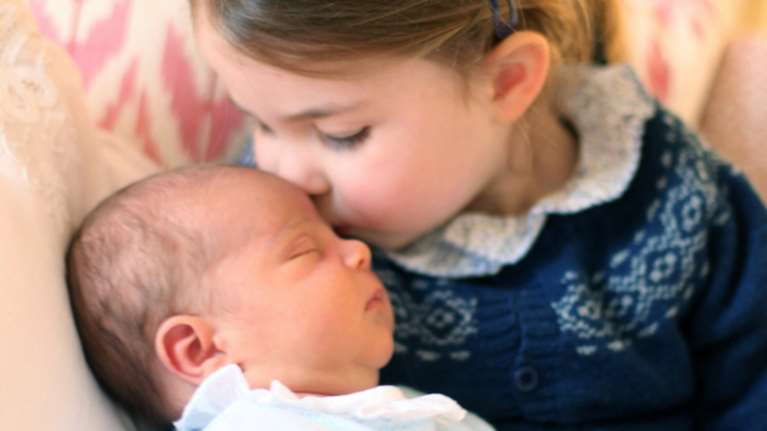 Οι πρώτες επίσημες φωτογραφίες του νεογέννητου πρίγκιπα Λούι