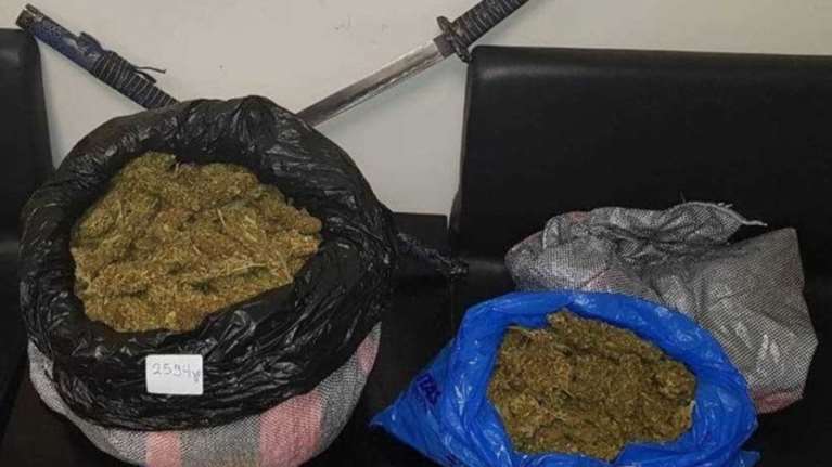 Τρία κιλά χασίς κι ένα σπαθί κατάνα στην κατοχή νεαρών στην Κρήτη (φωτό)