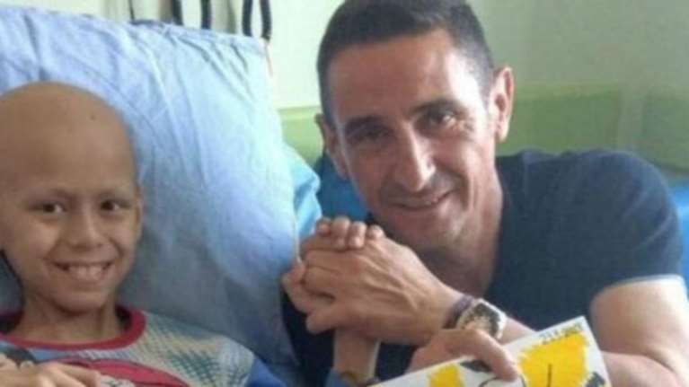 Ο Μανόλο Χιμένεθ δωρίζει το μετάλλιο του στον μικρό Ανδρέα