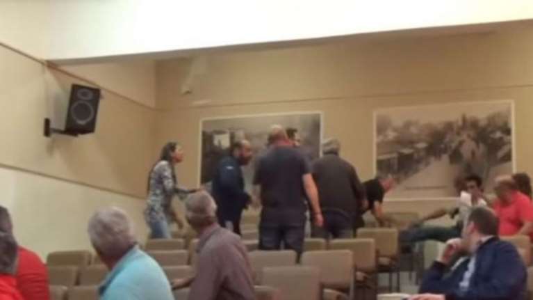 Επεισοδιακή ομιλία βουλευτή του ΚΚΕ στην Αλεξάνδρεια - Εισβολή ατόμων (VID)