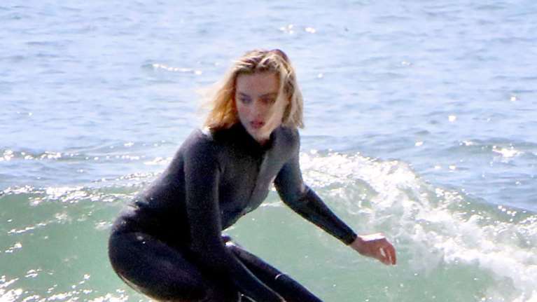 H Margot Robbie κάνει την ηλεκτροκίνηση τόσο -μα τόσο- sexy