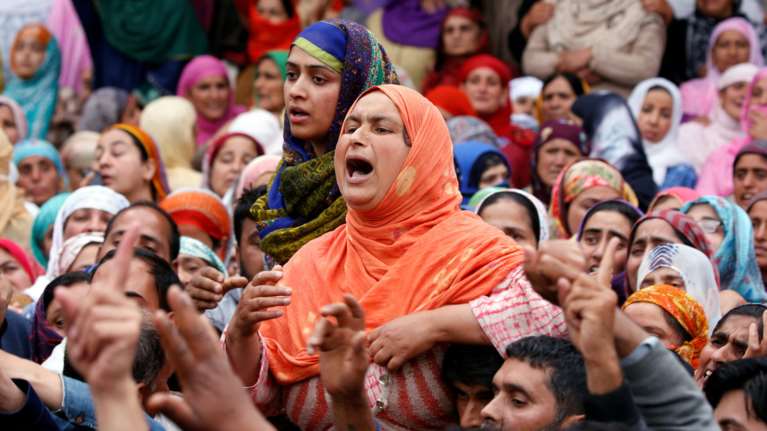 Ινδία: Εφηβη, θύμα βιασμού και πυρπόλησης, δίνει μάχη για τη ζωή