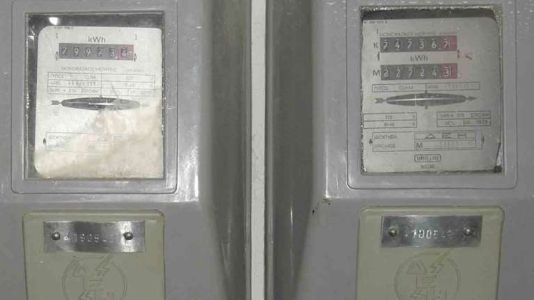 Στόλισαν με... σεμεδάκι ρολόγια της ΔΕΗ (εικόνα)