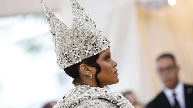 Η Ριάνα...πάπας, η Μαντόνα ...Παναγία ξεσηκώνουν τον κόσμο