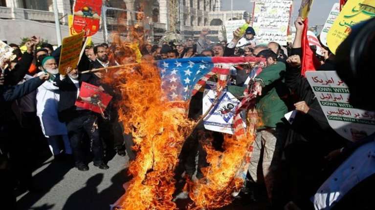 Βουλευτές του Ιράν έκαψαν σημαία των ΗΠΑ μέσα στο κοινοβούλιο