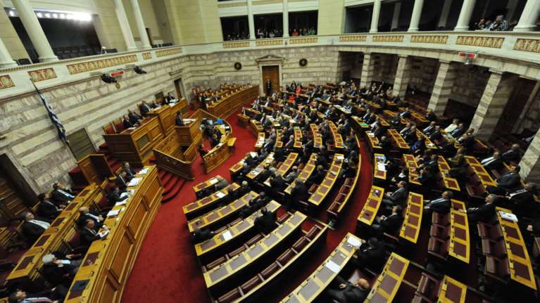 Ψηφίζεται το νομοσχέδιο για την αναδοχή από ομόφυλα ζευγάρια [live]