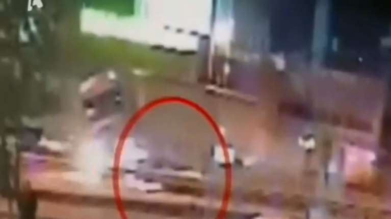 Βίντεο - σοκ: Η στιγμή που η νταλίκα σκορπά το θάνατο στον Κηφισό