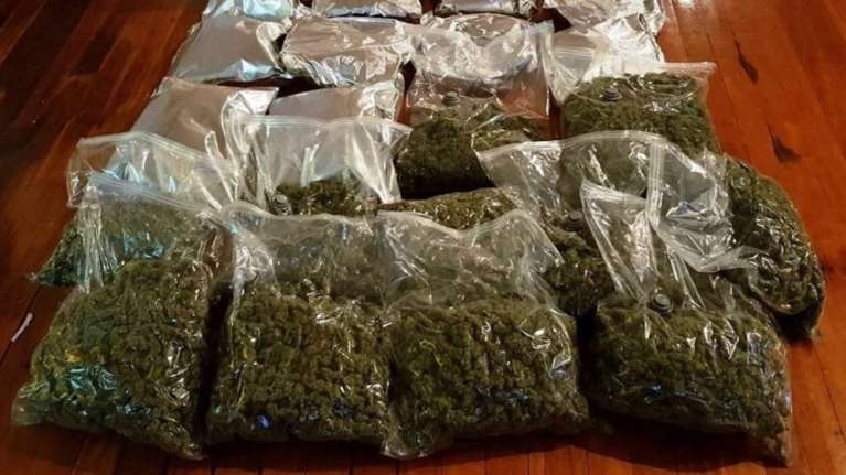 Χειροπέδες σε τέσσερα άτομα με εννέα κιλά κάνναβης