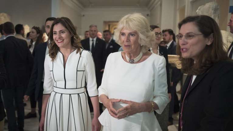 Η επίσκεψη-εξπρές της Καμίλα στο Μπενάκη μετά από πρόσκληση της Μ. Μπαζιάνα