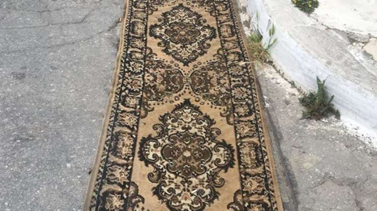 Έστρωσαν χαλί σε… φρεάτιο στην Κρήτη