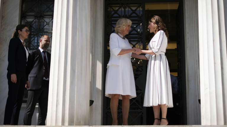 Ολη η επίσκεψη της Καμίλα στο Μουσείο Μπενάκη σε φωτογραφίες