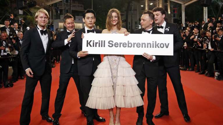 Με πλακάτ στο κόκκινο χαλί για τον «εχθρό του Πούτιν»