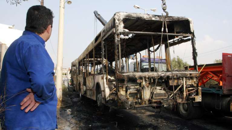 Φωτιά σε αστικό λεωφορείο στη Νίκαια - πρόλαβαν να βγουν οι επιβάτες