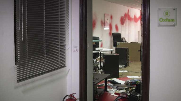 Γυαλιά καρφιά από τον Ρουβίκωνα στα γραφεία της Oxfam