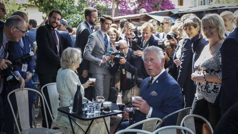 Βόλτα του πρίγκιπα Καρόλου και της Καμίλα στο κέντρο της Αθήνας