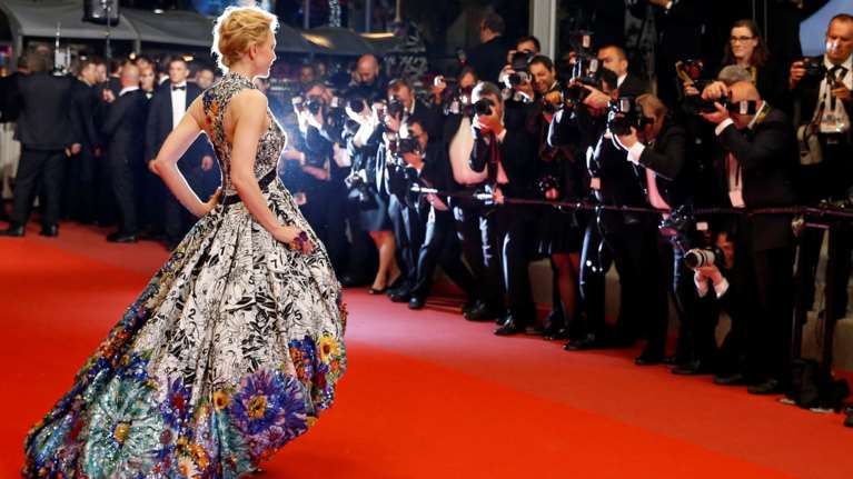 Η Κέιτ Μπλάνσετ φορά Μαίρη Κατράντζου και μαγεύει τις Κάννες