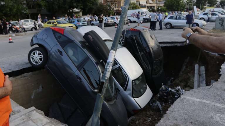 Υποχώρησε η γη στο πάρκινγκ του ΗΣΑΠ στον Ταύρο  και κατάπιε αυτοκίνητα