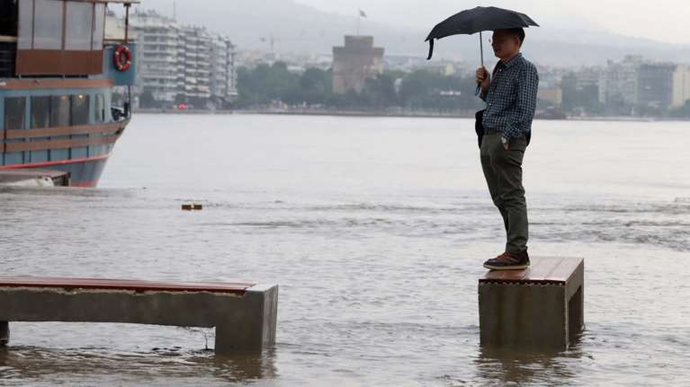 Θεσσαλονίκη: 24 ώρες μετά η πόλη μετράει τις πληγές της