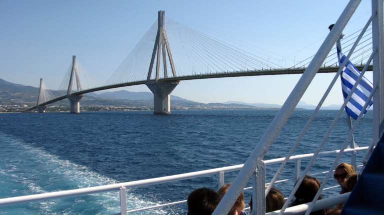 Μερικός αποκλεισμός της γέφυρας στο Ρίο λόγω των ισχυρών ανέμων