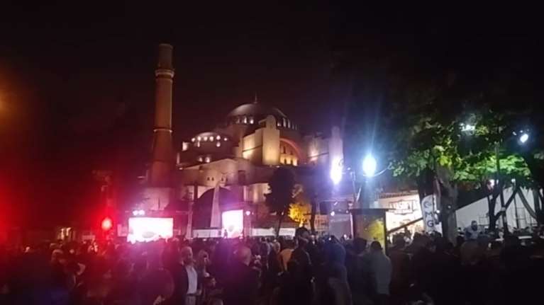 Νέα πρόκληση: Χιλιάδες μουσουλμάνοι προσευχήθηκαν έξω από την Αγία Σοφία