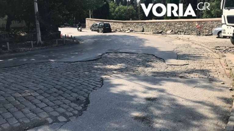 H νεροποντή της Θεσσαλονίκης αποκάλυψε λιθόστρωτα της παλιάς πόλης