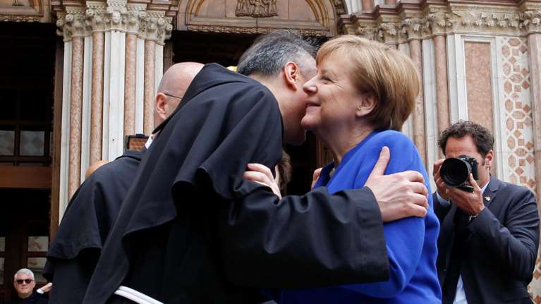 Στην Μέρκελ το Λυχνάρι για την ειρήνη του Αγίου Φραγκίσκου