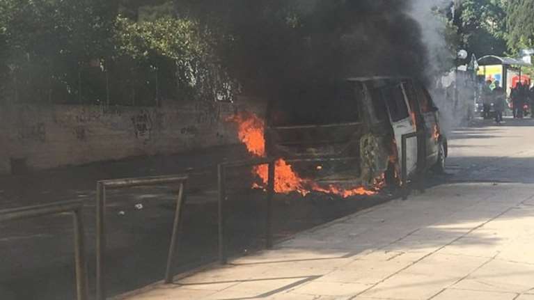 Οπαδοί της ΑΕΚ έβαλαν φωτιά σε φορτηγάκι οπαδών του ΠΑΟΚ [Βίντεο]